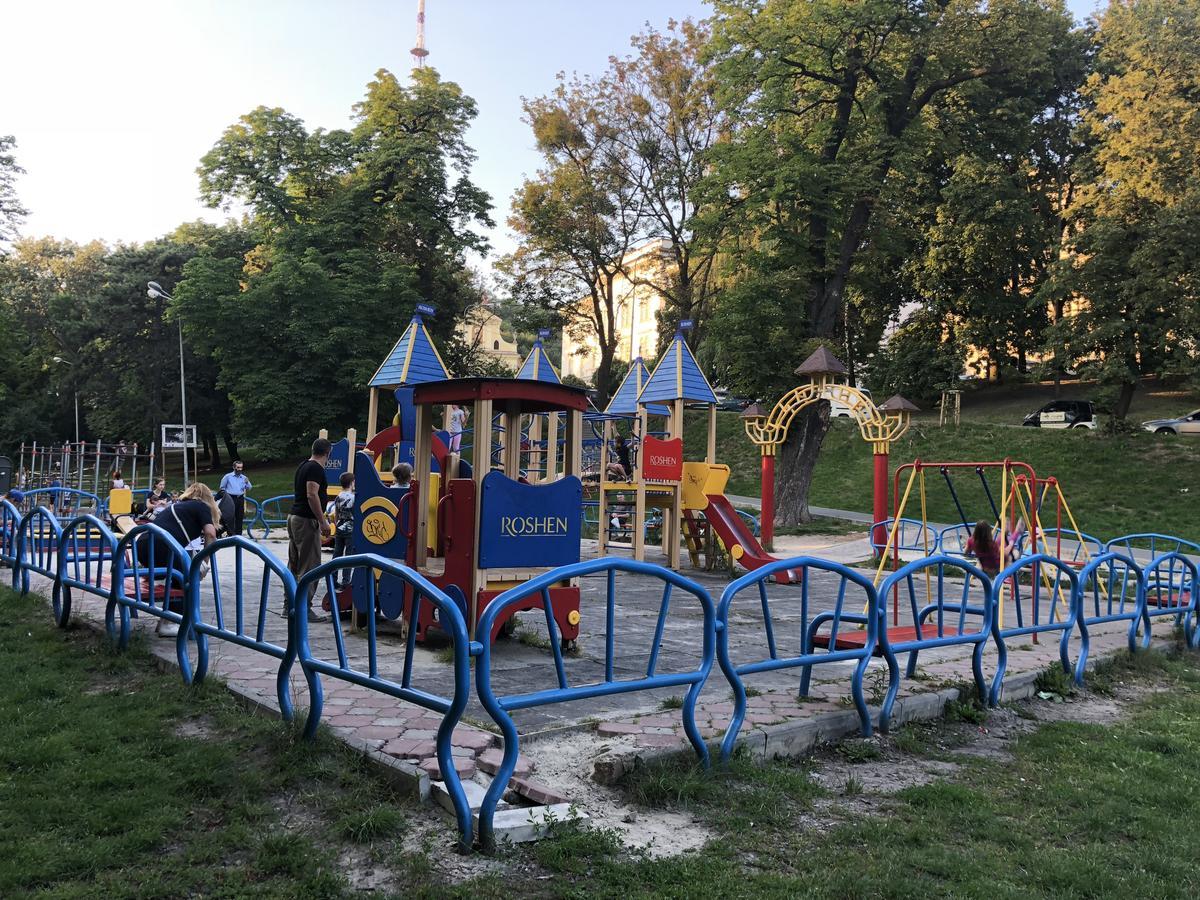 Apartment On Lesi Ukrainky Lviv Luaran gambar